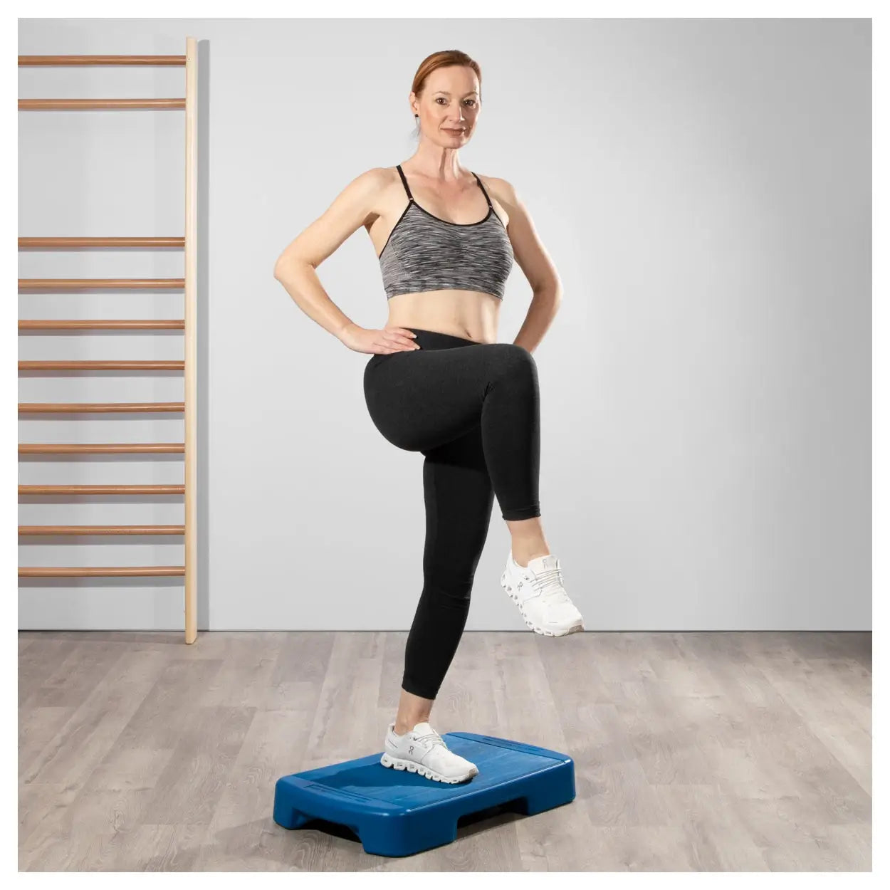 Frau trainiert auf Aerobic-Board Sport-Tec in blau