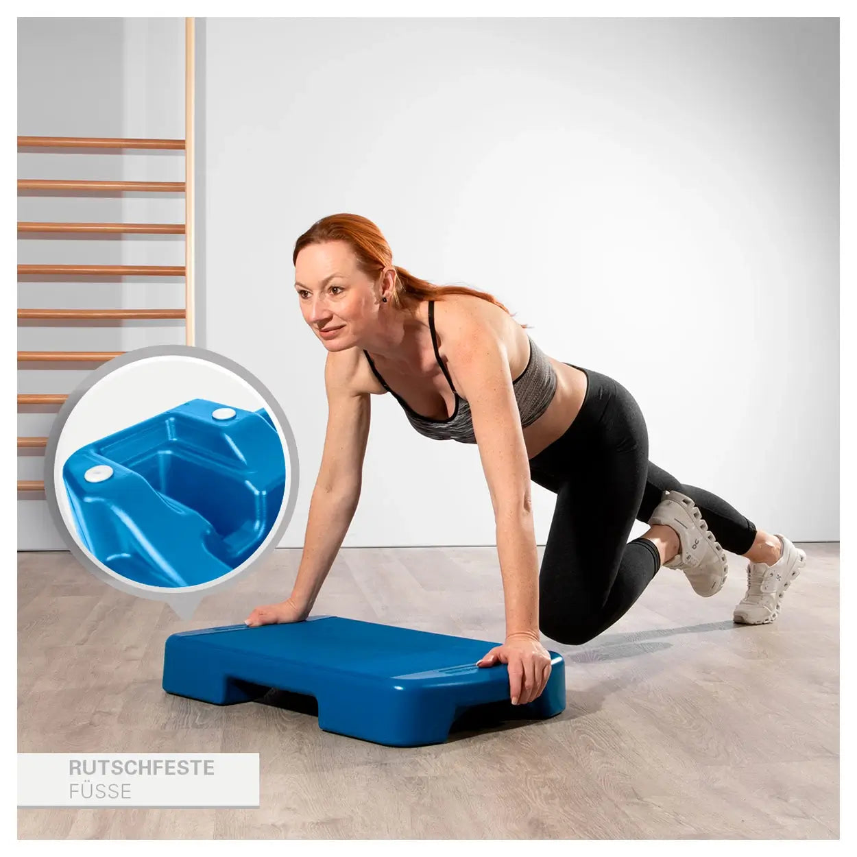 Frau stützt sich beim Training mit den Oberarmen auf dem Aerobic-Board Sport-Tec in blau ab