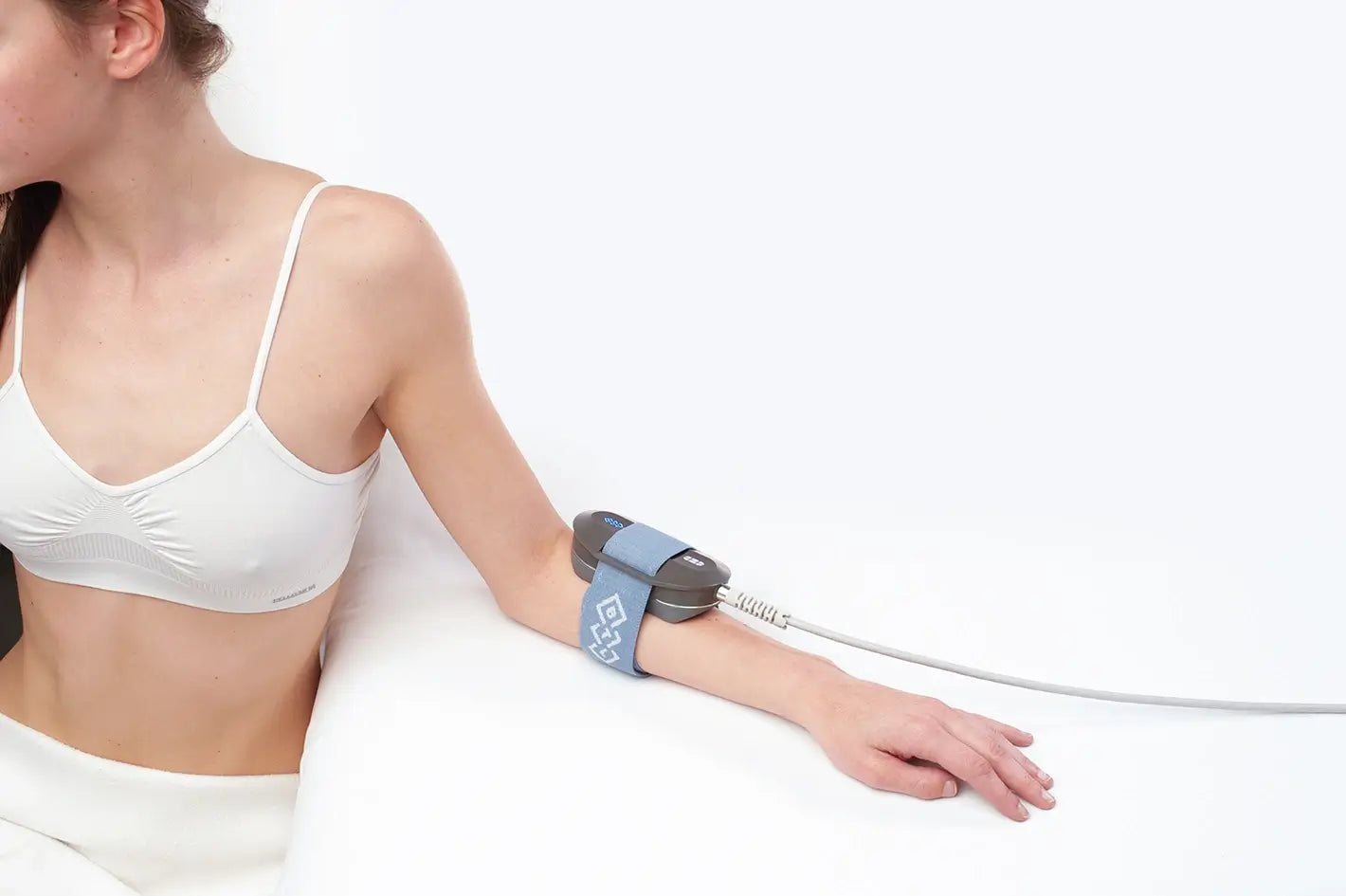 Unterarmanwendung des Handsfree-Sono bei einer Frau