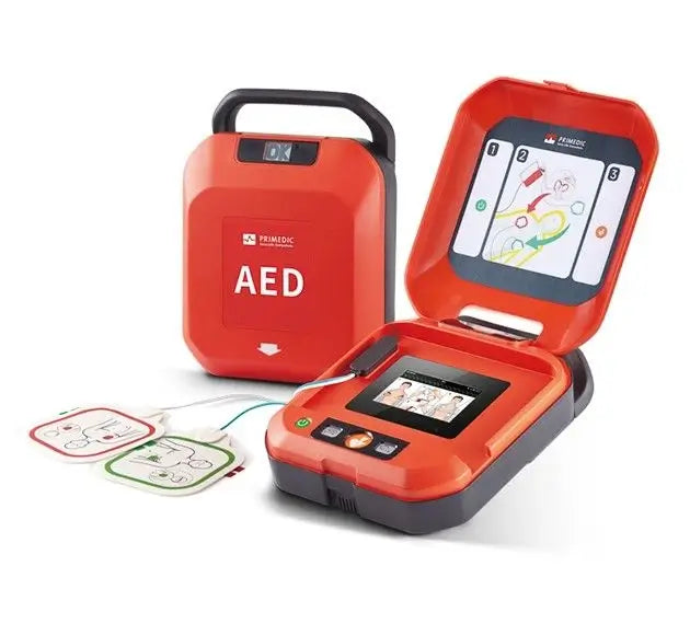 Aufgeklappter Defibrillator mit Elektrodensatz und Display neben verschlossenem Defibrillator