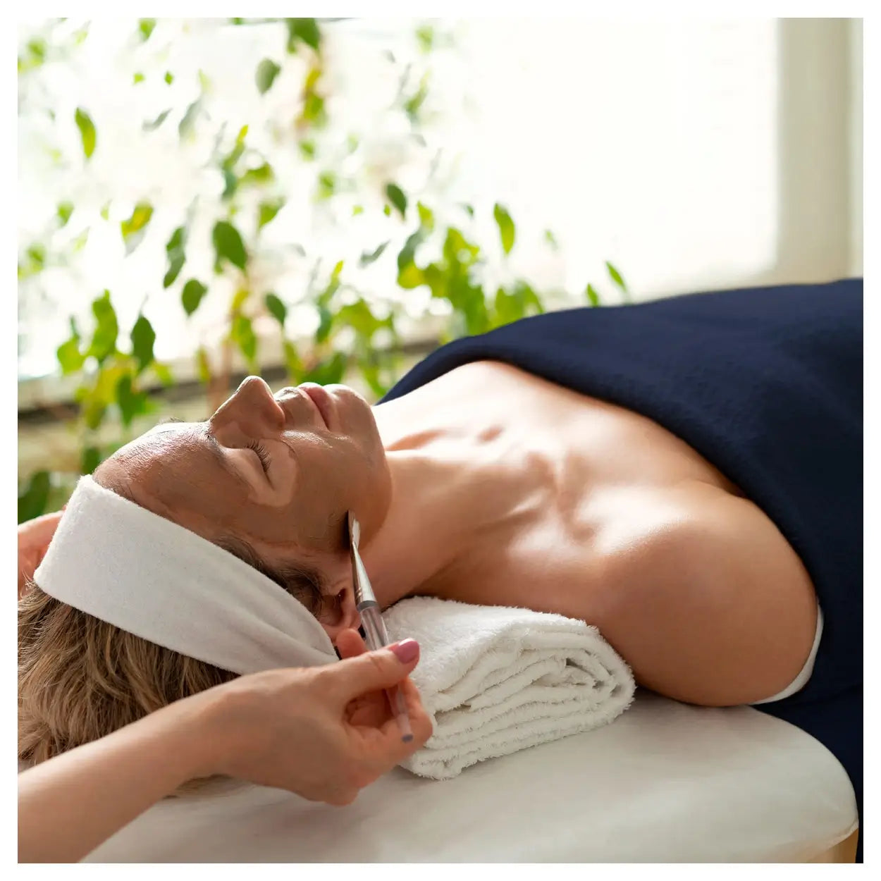 Fangodecke Sport-Tec Cotton bei der Kosmetikbehandlung einer Frau auf einer Liege