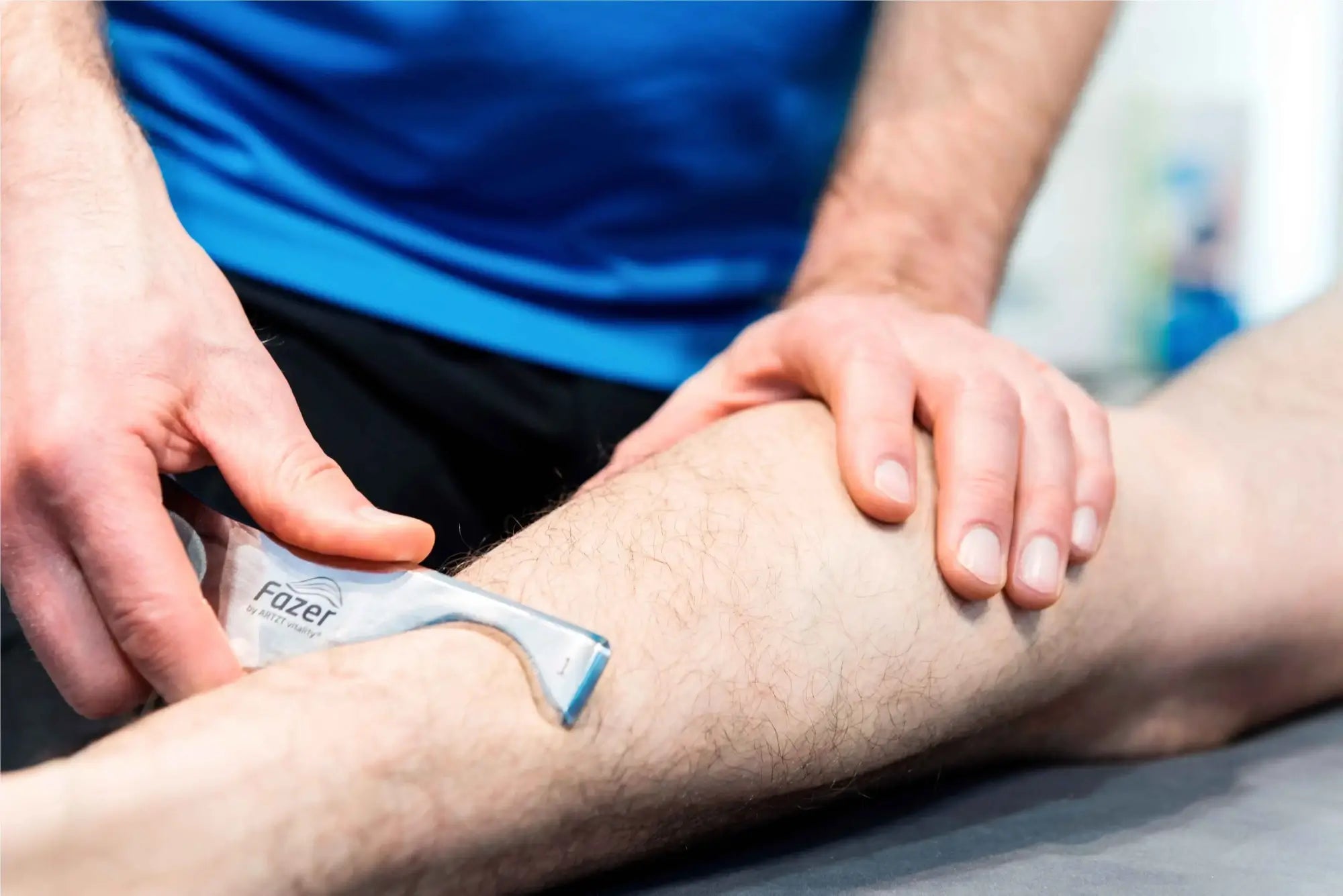 Therapeut nutzt Faszientool Artzt Vitality Fazer am Unterschenkel
