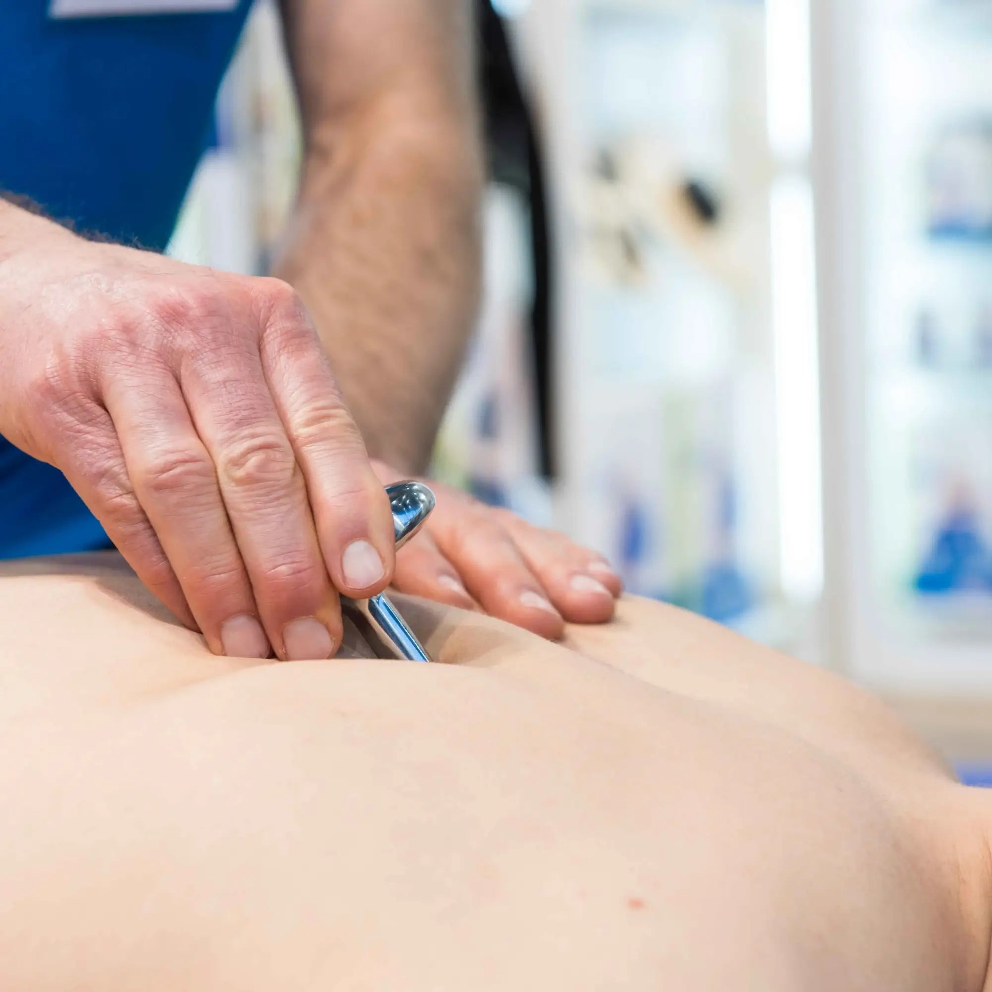 Therapeut nutzt Faszientool Artzt Vitality Fazer am Schulterblatt