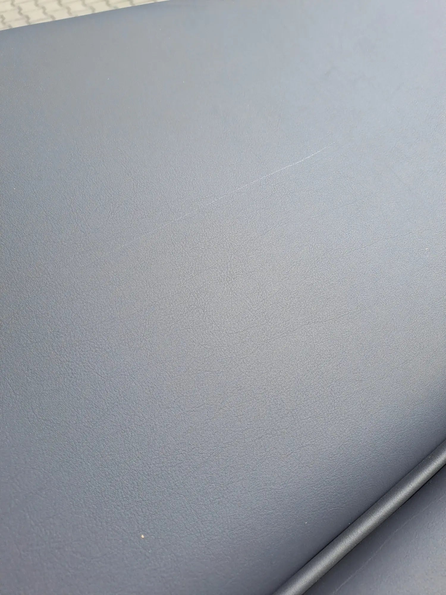 Macke auf Polster der gebrauchten Bobathliege VARIO Vojta