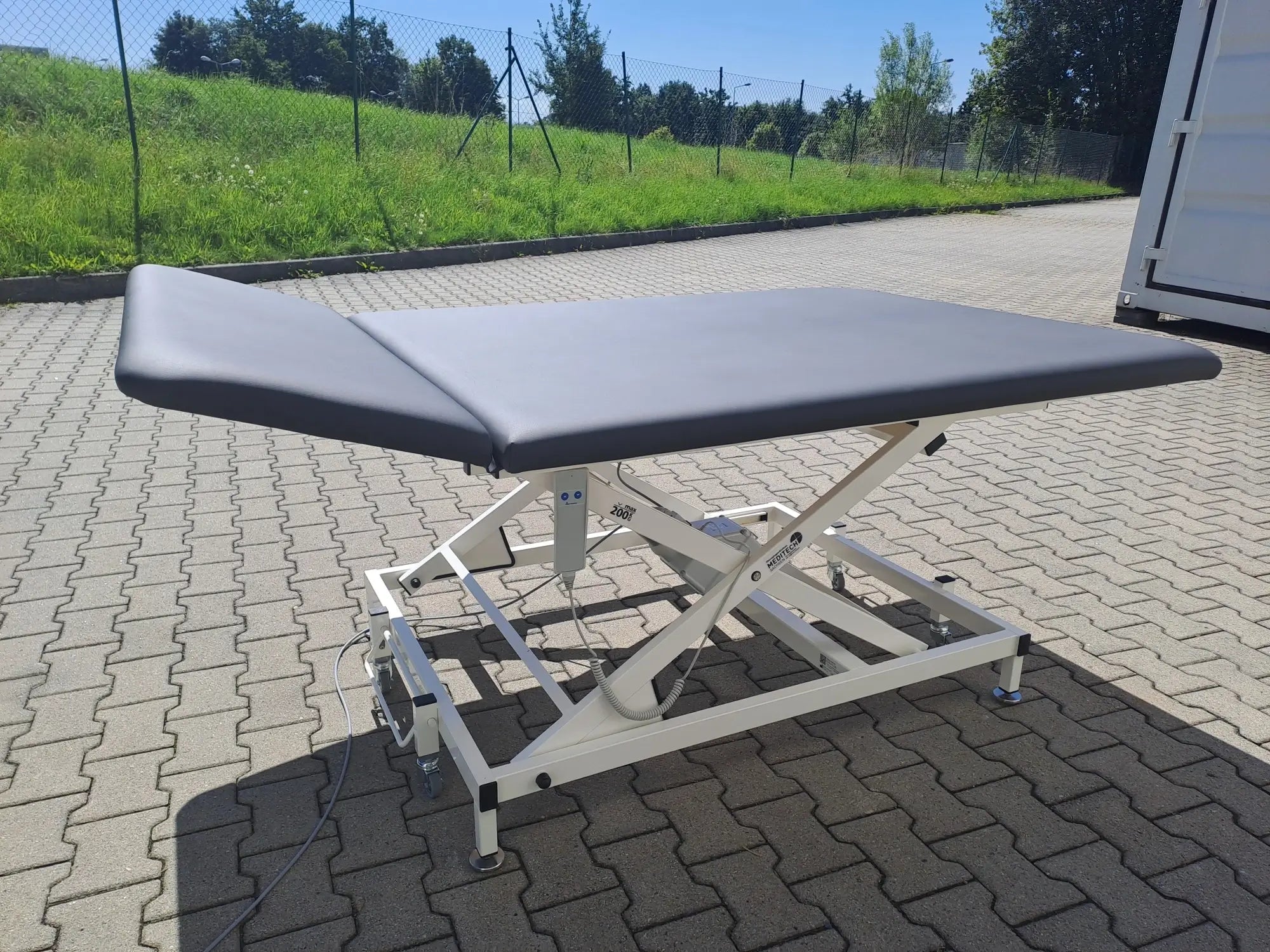 Gebrauchte Bobathliege VARIO Vojta in seitlicher Rückansicht auf Parkplatz