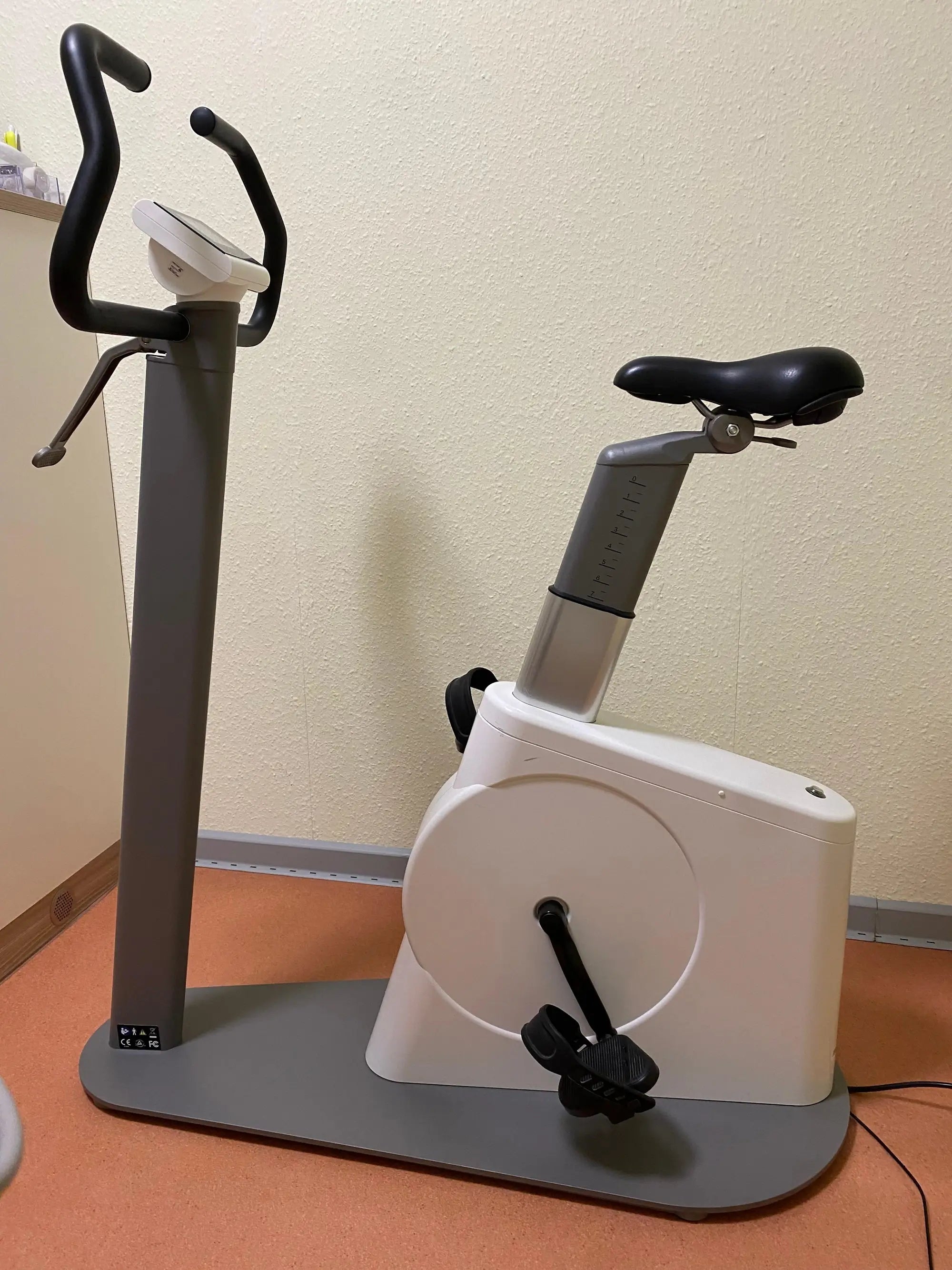 Gebrauchtes Ergometer Lode Corival cpet in Seitenansicht