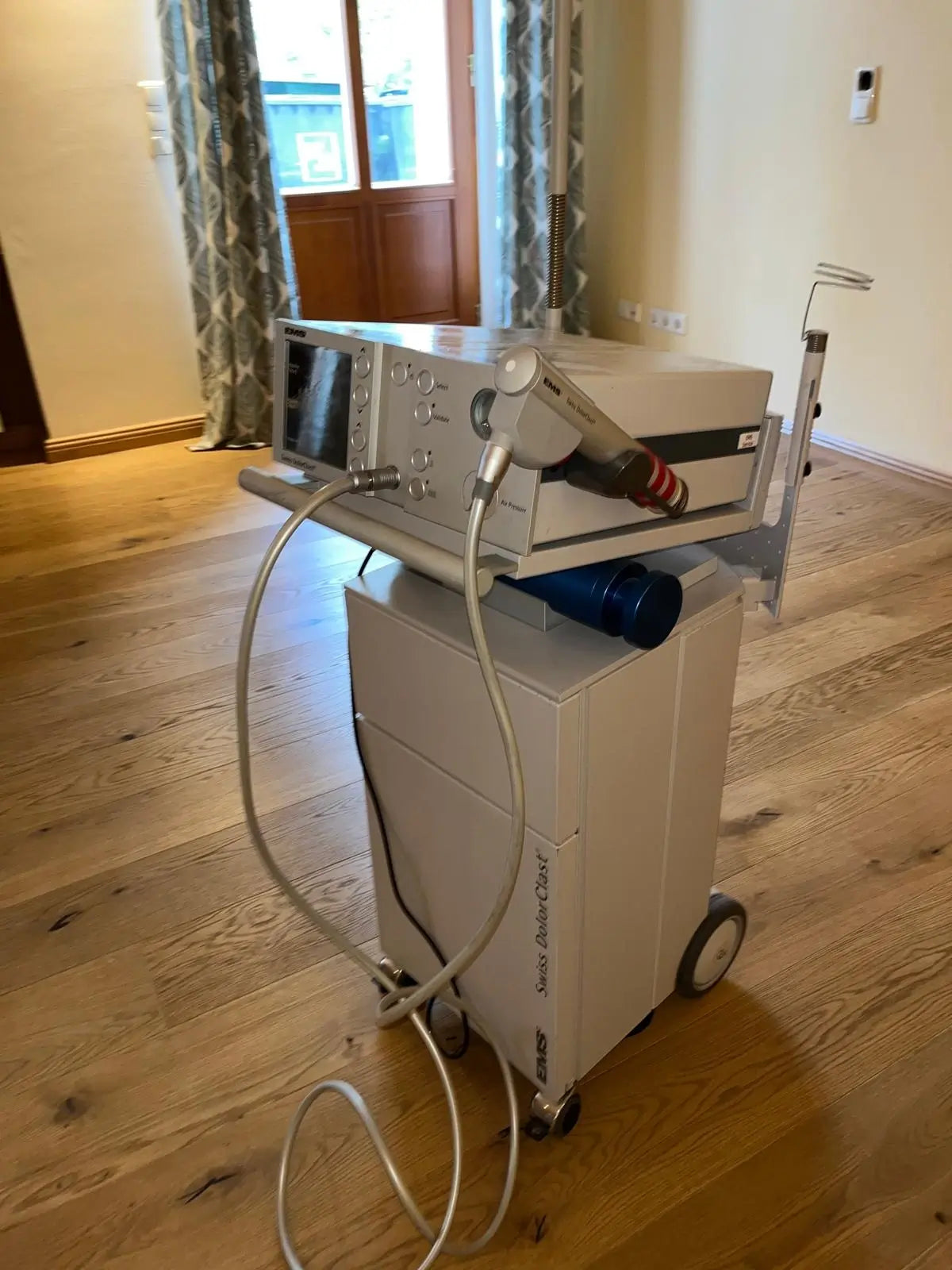 Gebrauchtes Stoßwellengerät Dolorclast Classic auf Gerätewagen in Seitenansicht