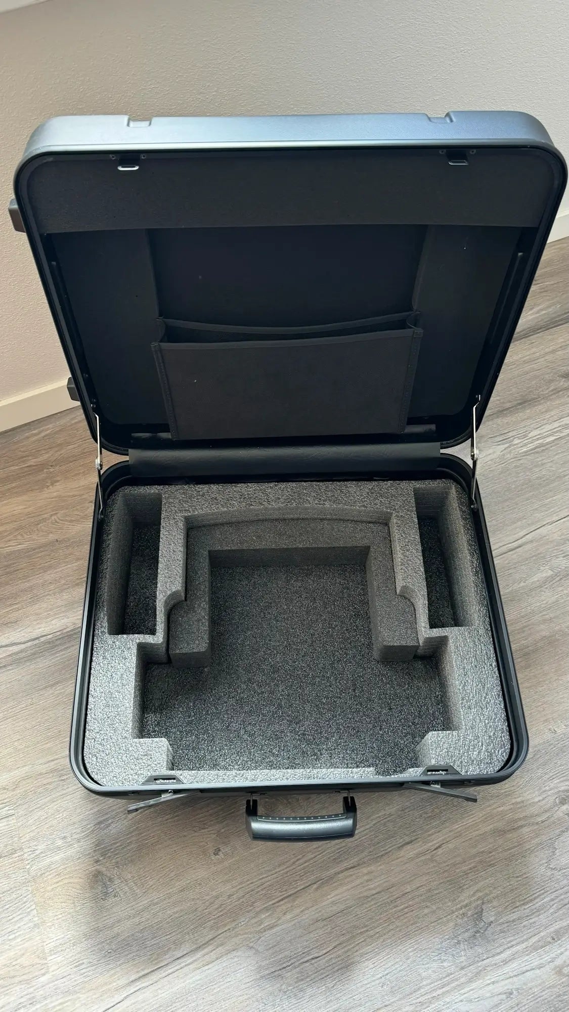 Geöffneter Gerätekoffer SWISS DOLORCLAST® Case mobility für Stoßwellengeräte