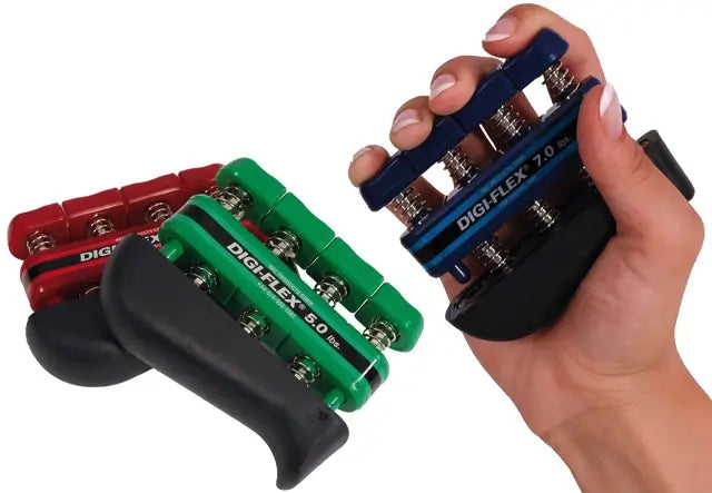 Hand trainiert mit Griffkrafttrainer Digi-Flex® in blau, daneben grüner und roter Handtrainer