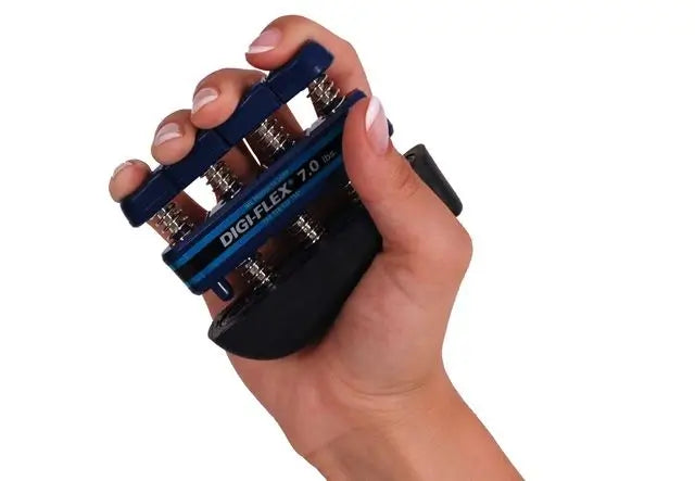 Hand trainiert mit Griffkrafttrainer Digi-Flex® in blau