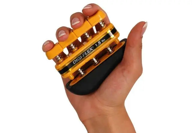 Hand trainiert mit Griffkrafttrainer Digi-Flex® in gelb