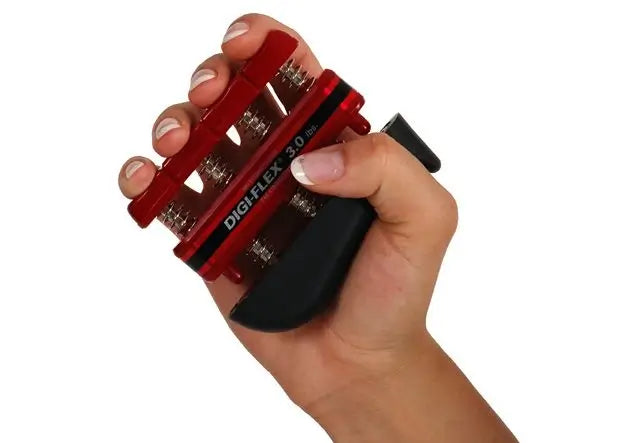 Hand trainiert mit Griffkrafttrainer Digi-Flex® in rot