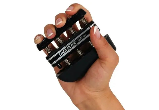 Hand trainiert mit Griffkrafttrainer Digi-Flex® in schwarz