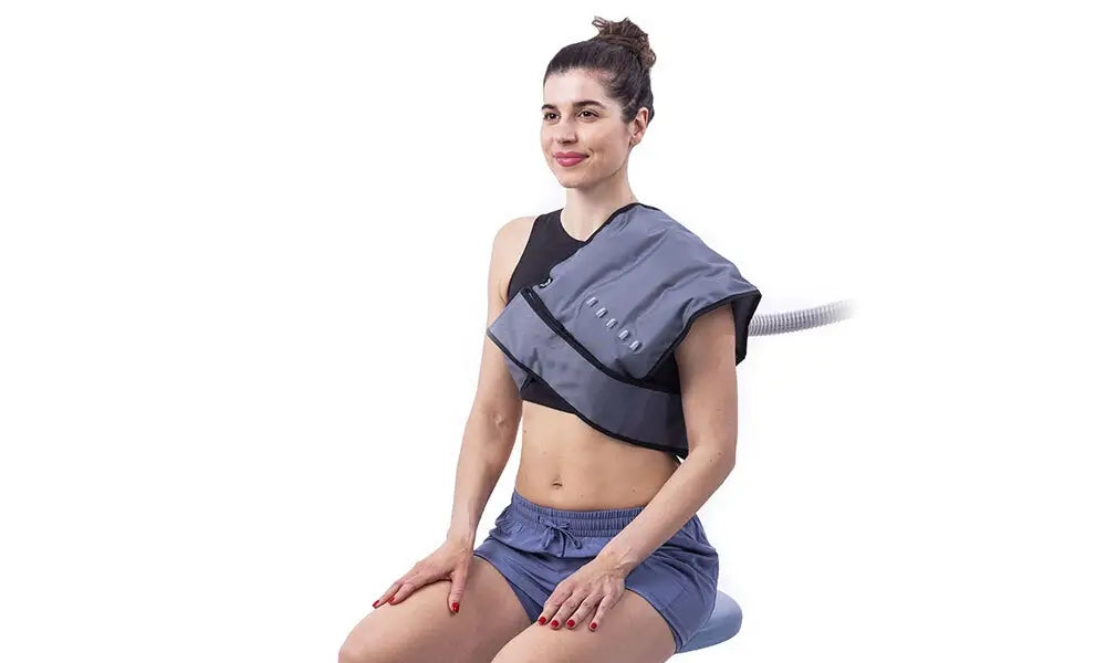 Passive Anwendung des BTL-Kryo an der Schulter einer Frau