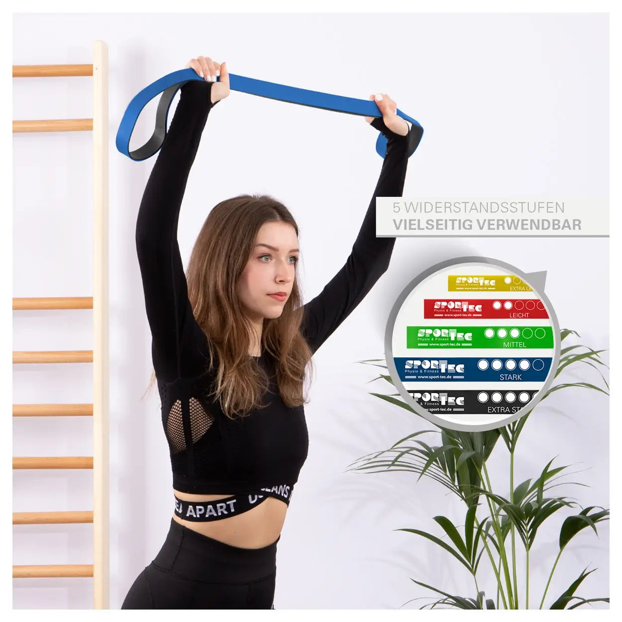 Frau trainiert mit Power-Band Sport-Tec in blau