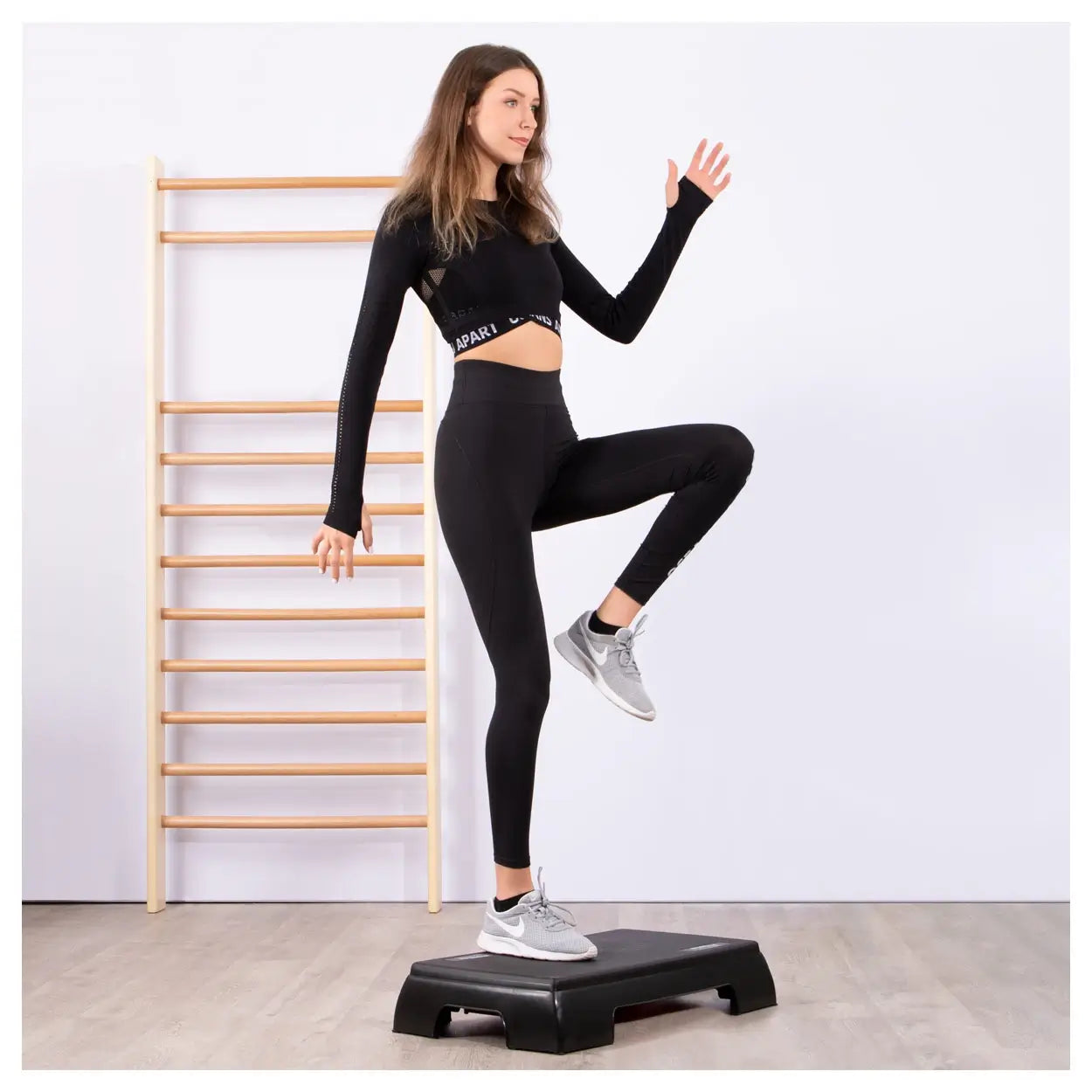 Frau trainiert auf Step-Board Sport-Tec