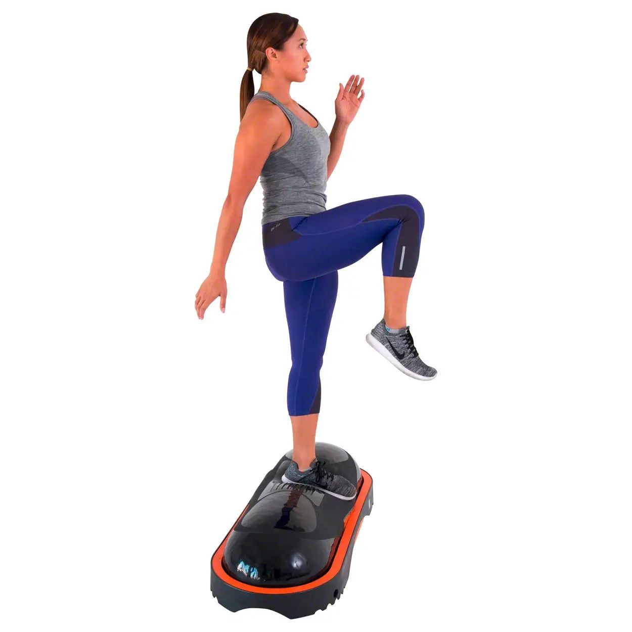 Frau trainiert auf Steppbrett Vicore Fitness Terra-Core