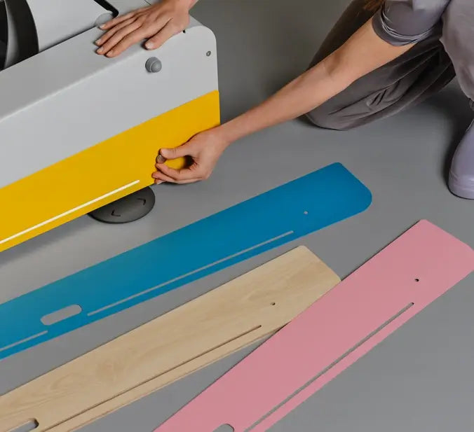 Therapiebank Naggura Swop 2 Pro mit austauschbaren Dekorleisten in Gelb, Blau und Rosa
