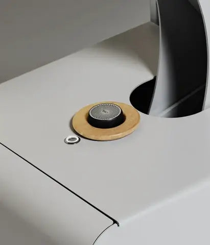 Musiklautsprechervorrichtung Bamboo-Sound-System unten beim Gestell am Kopfende der Therapiebank Naggura Swop 2 Pro