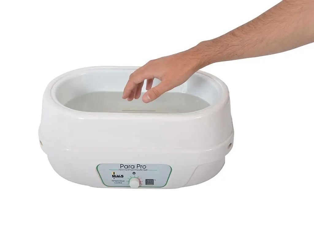 Paraffinbad MoVeS Para Pro in Anwendung an der Hand