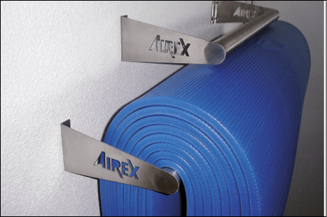 Zwei Mattenhalter AIREX® Material aus Edelstahl an Wand montiert (eine mit blauen Matten beladen)
