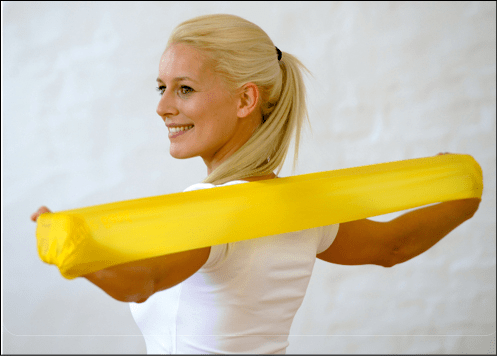 Frau trainiert mit Fitnessband SISSEL® Fun & Active