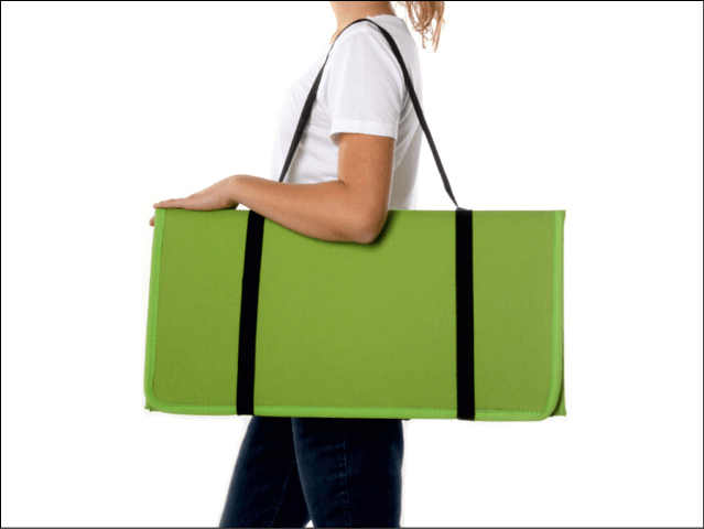 Frau trägt Gymnastikmatte IVY mit Trageschlaufen über die Schulter gehangen