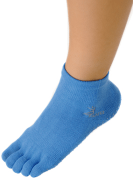 Person trägt Pilates-Socken SISSEL® mit Zehen in blau