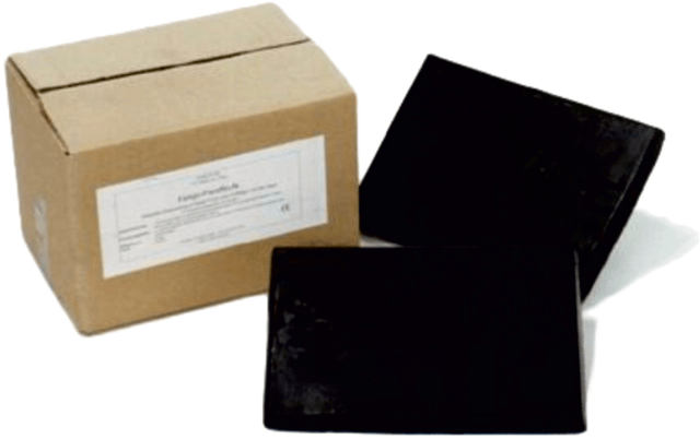 Zwei Paraffin-Wärmekissen in Schwarz neben Karton