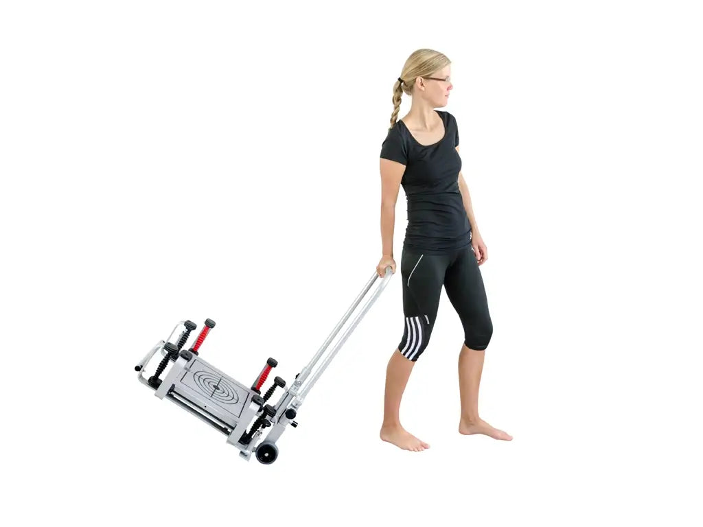Frau zieht Balance-Trainer Haider Bioswing Posturomed compact mit Transportarm