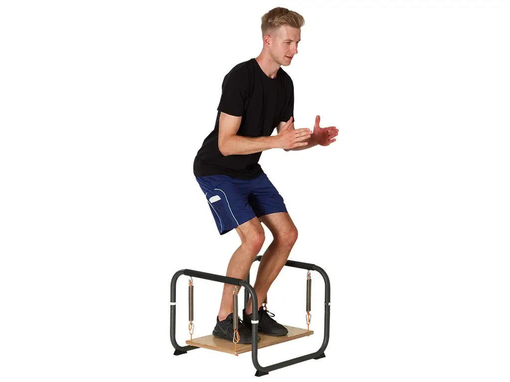 Mann trainiert mit Balancegerät Pedalo Stabilisator Sport