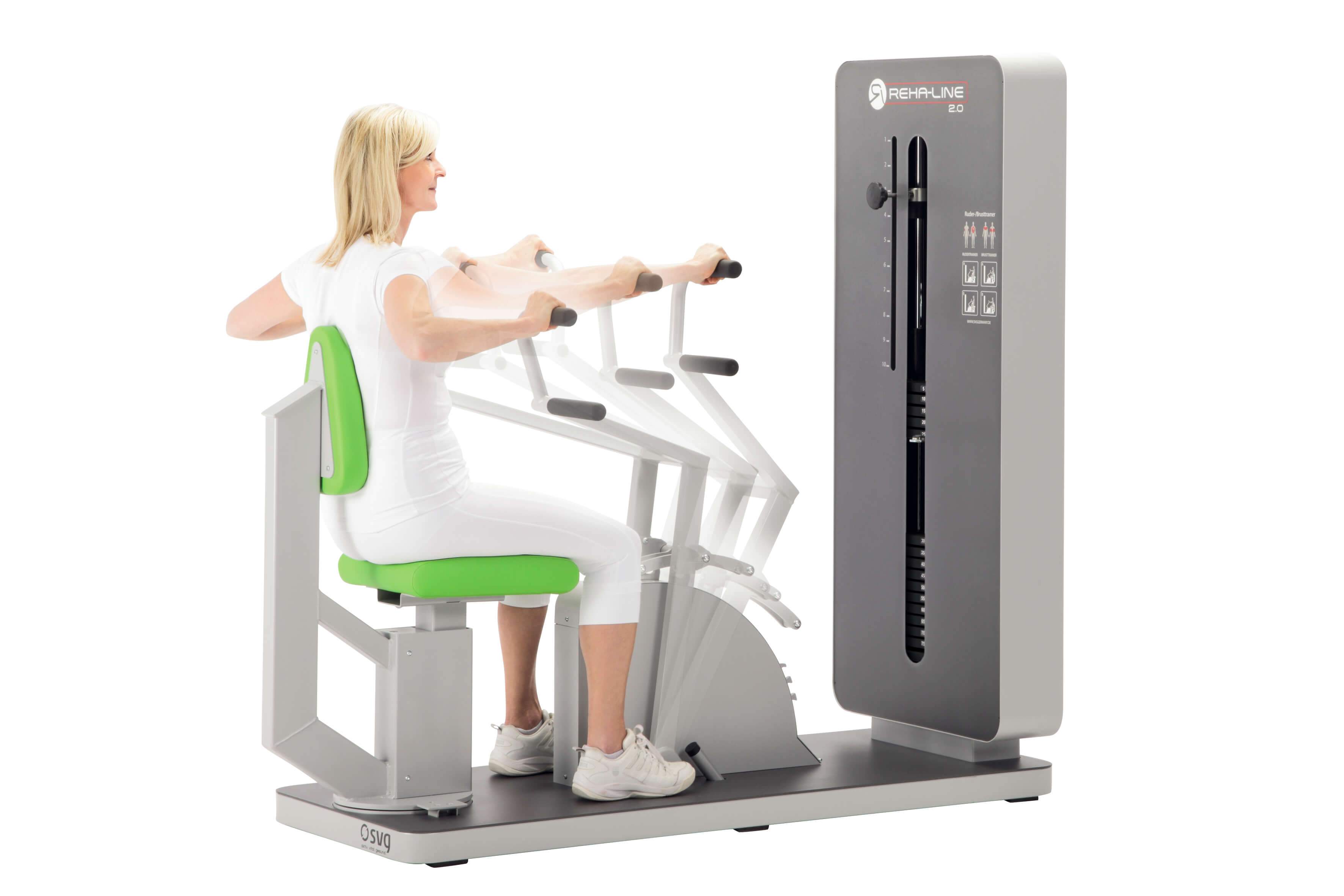 Frau trainiert geführtes Bankdrücken an der Brustpresse und Rudermaschine Reha-Line 2.0