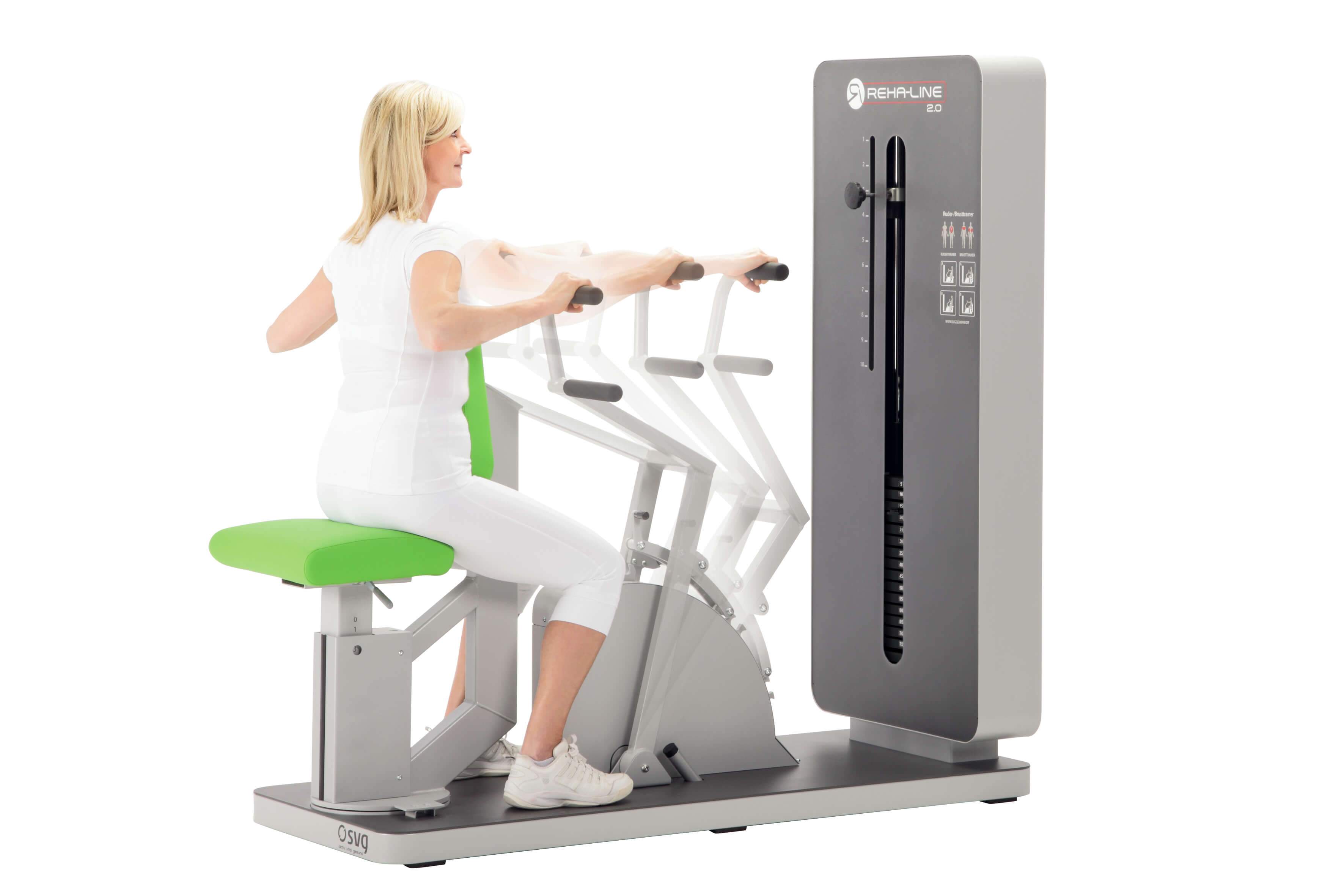 Frau rudert an der Brustpresse und Rudermaschine Reha-Line 2.0