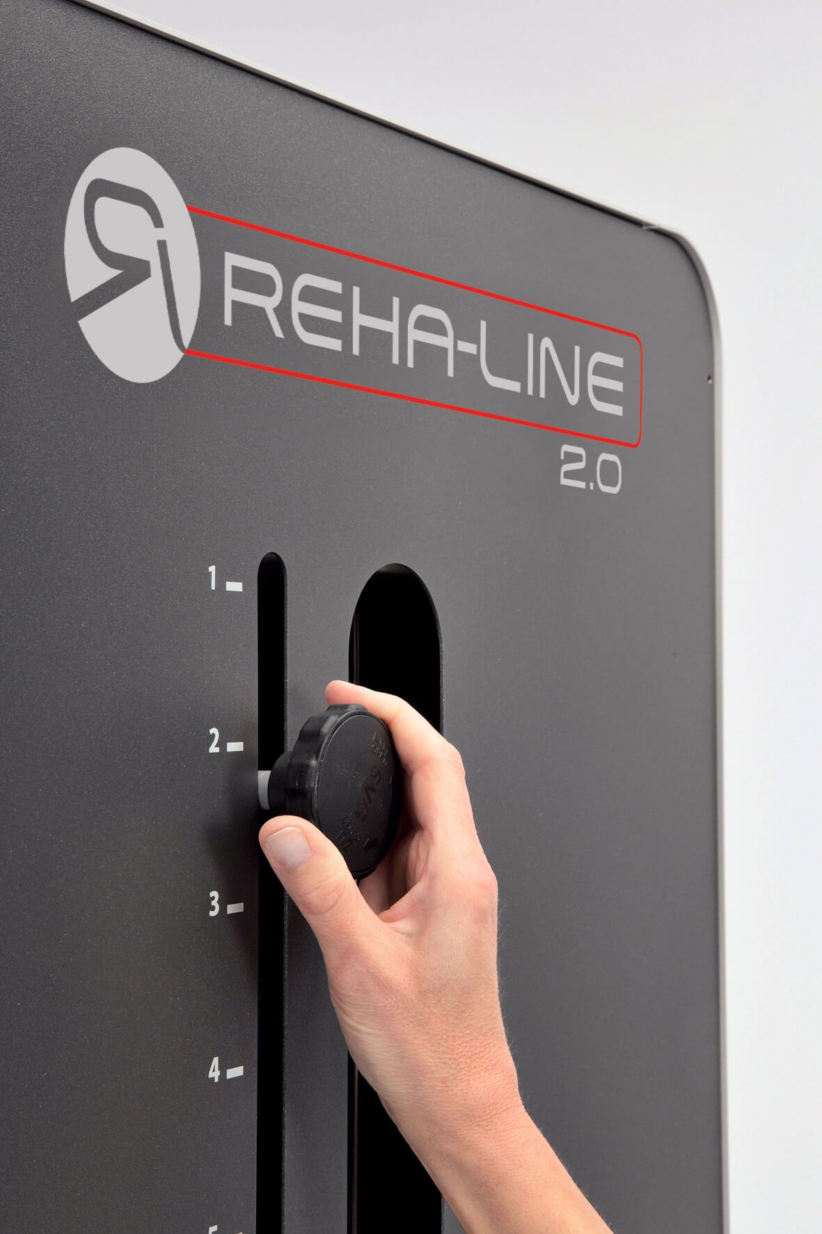 Verstellung des Bewegungsbegrenzer der Butterfly und Butterfly Reverse sitzend an der Maschine Reha-Line 2.0