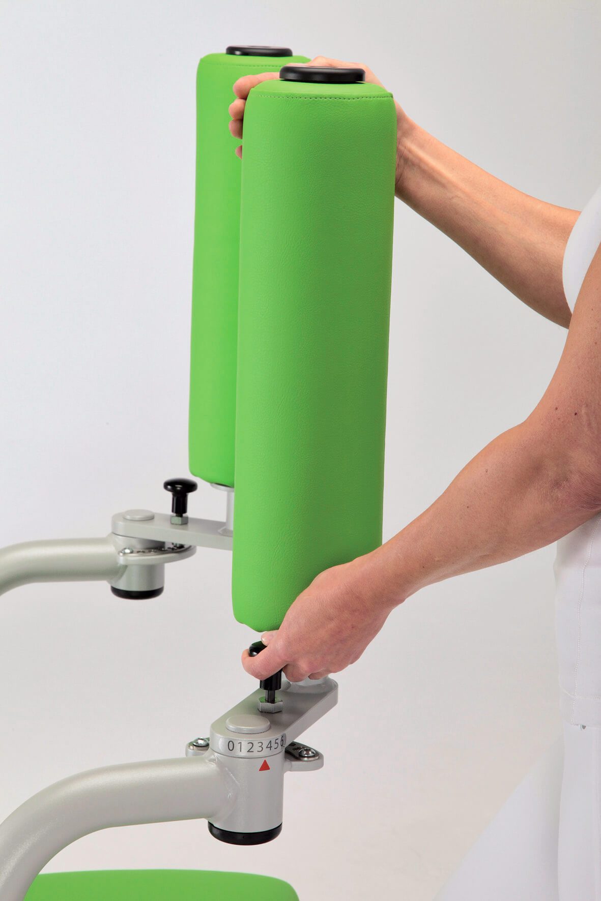 Verstellung der Armpolster der Butterfly und Butterfly Reverse sitzend an der Maschine Reha-Line 2.0