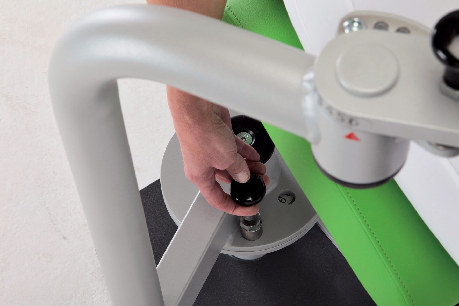 Winkelverstellung der Bewegungsarme der Butterfly und Butterfly Reverse sitzend an der Maschine Reha-Line 2.0