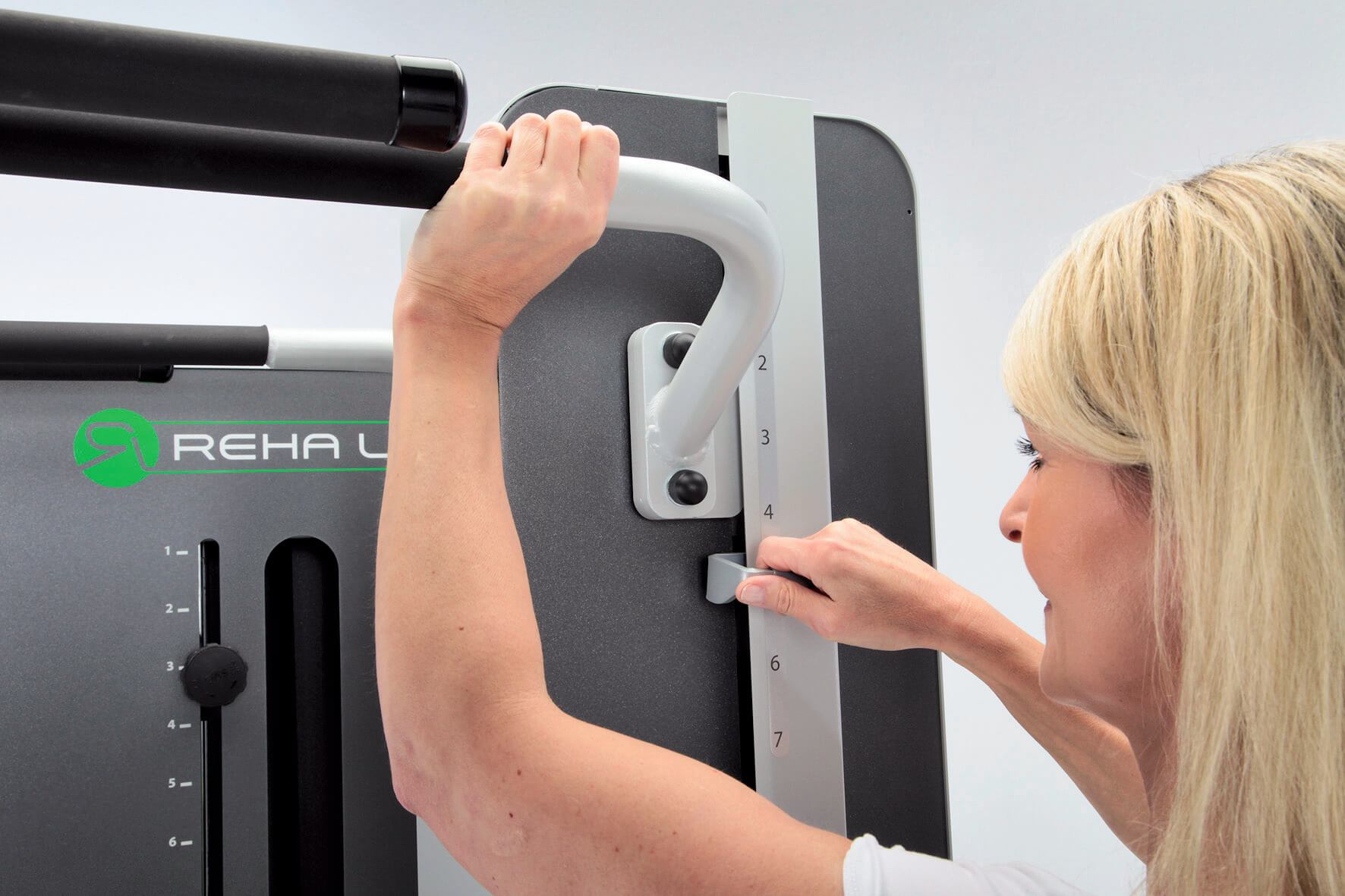 Dips und Latzug an der Maschine Reha-Line 2.0 mit Griffhöhenverstellung