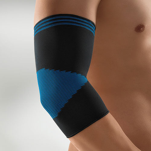 Mann trägt Bandage ActiveColor® für Ellenbogen & Oberarm in schwarz