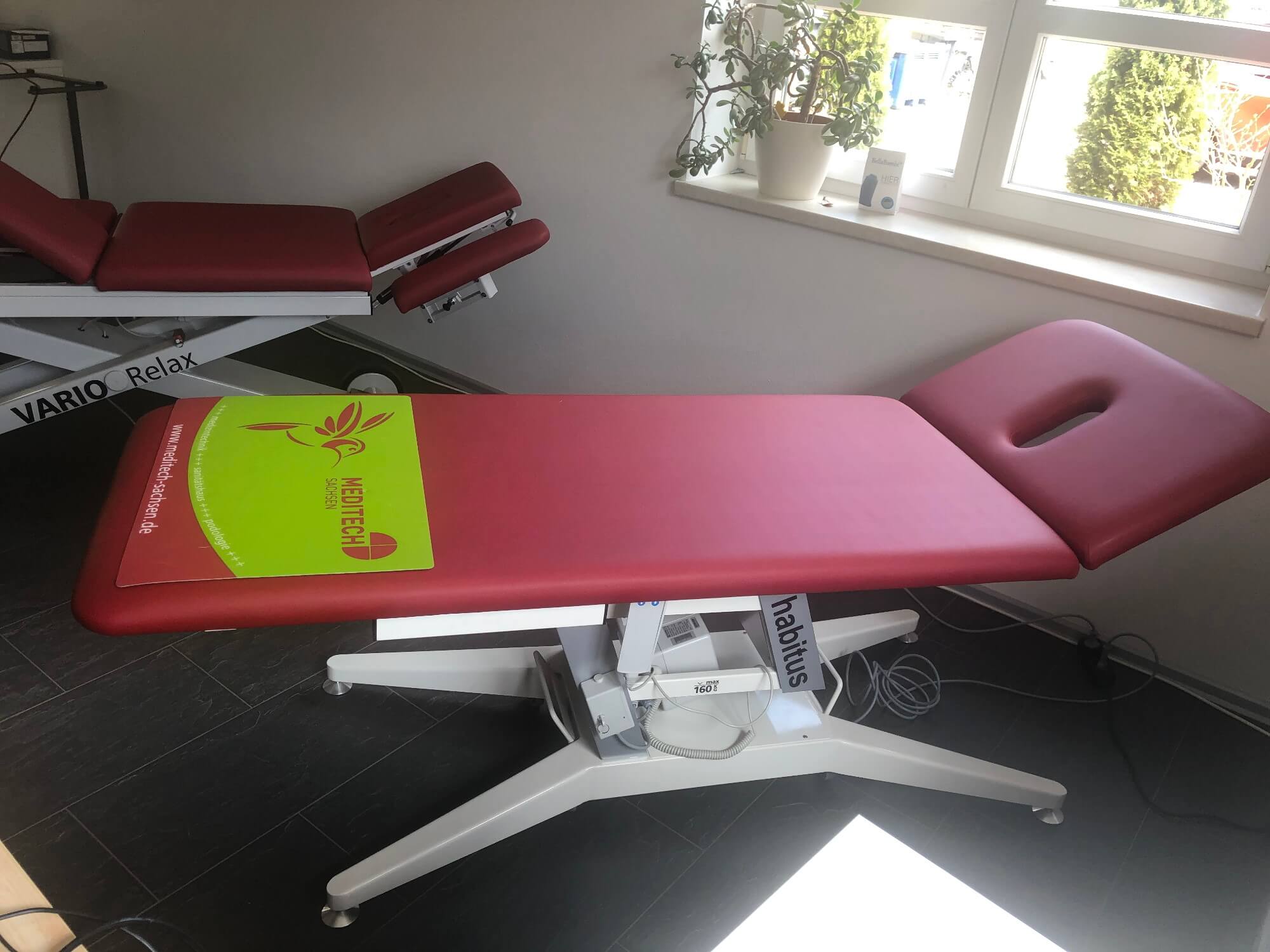 Gebrauchte Therapieliege Vario Habitus 2 in Rot in Seitenansicht