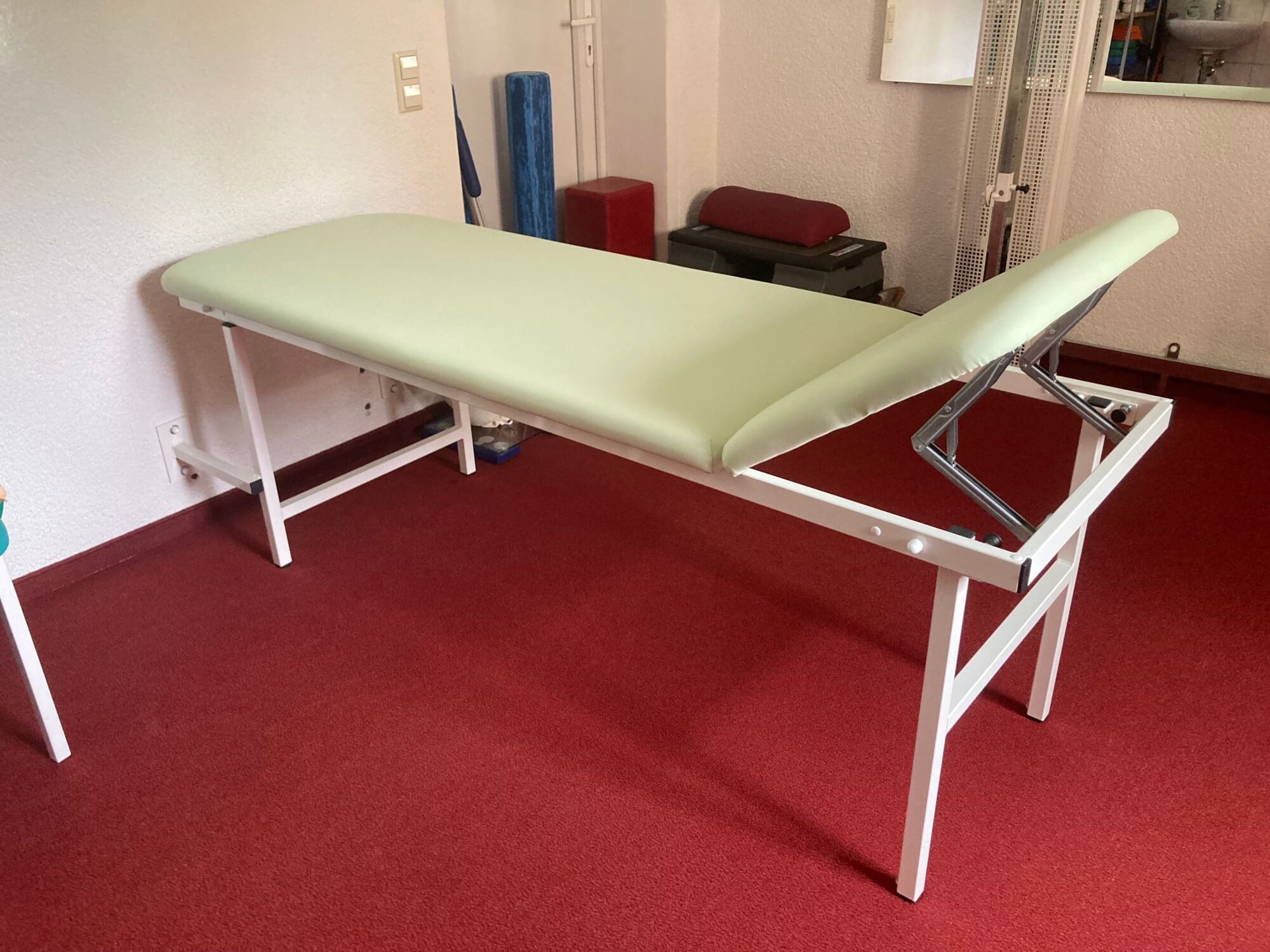 Gebrauchte Wandklappliege Vario mit Kopfteil in hoher Positivstellung in Praxis