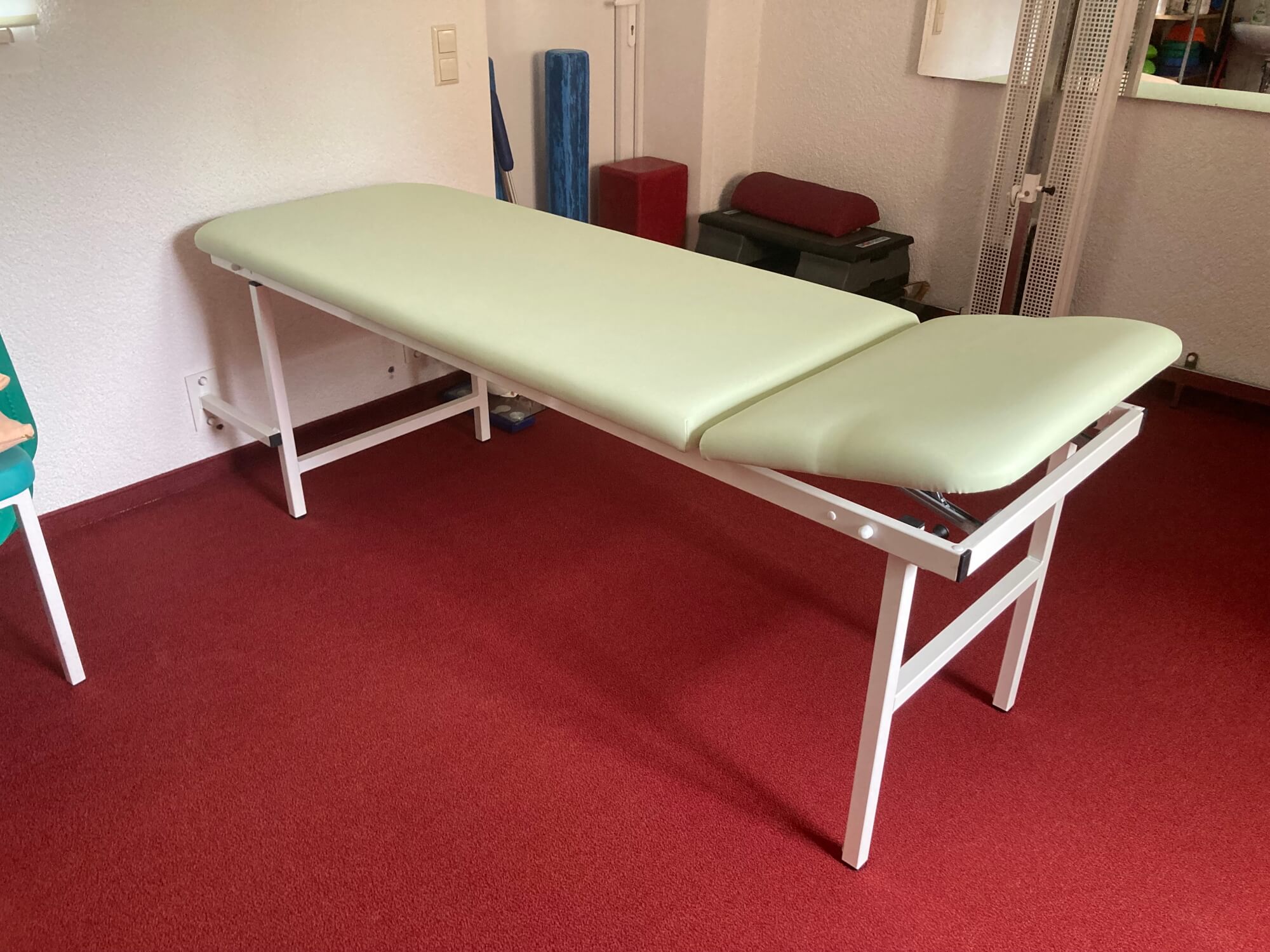 Gebrauchte Wandklappliege Vario mit Kopfteil in Positivstellung in Praxis