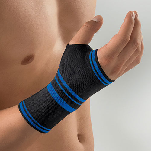 Mann trägt Handgelenkbandage ActiveColor® mit Daumenstütze in schwarz