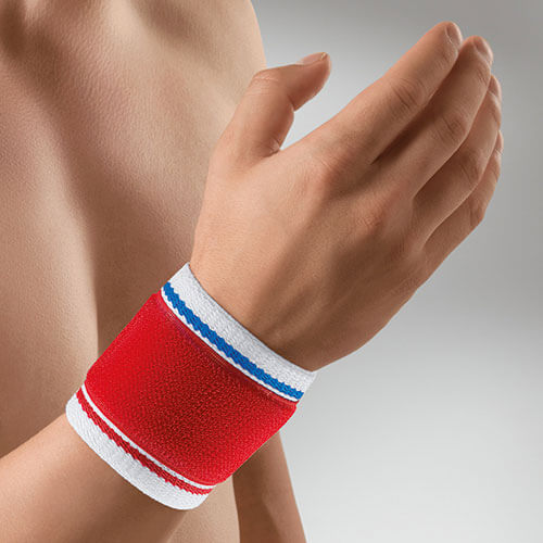 Mann trägt Handgelenkbandage ActiveColor® ohne Daumenschlaufe in rot