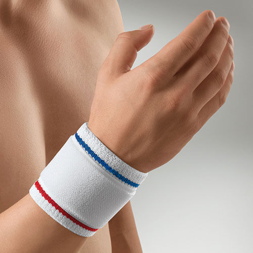 Mann trägt Handgelenkbandage ActiveColor® ohne Daumenschlaufe in weiß
