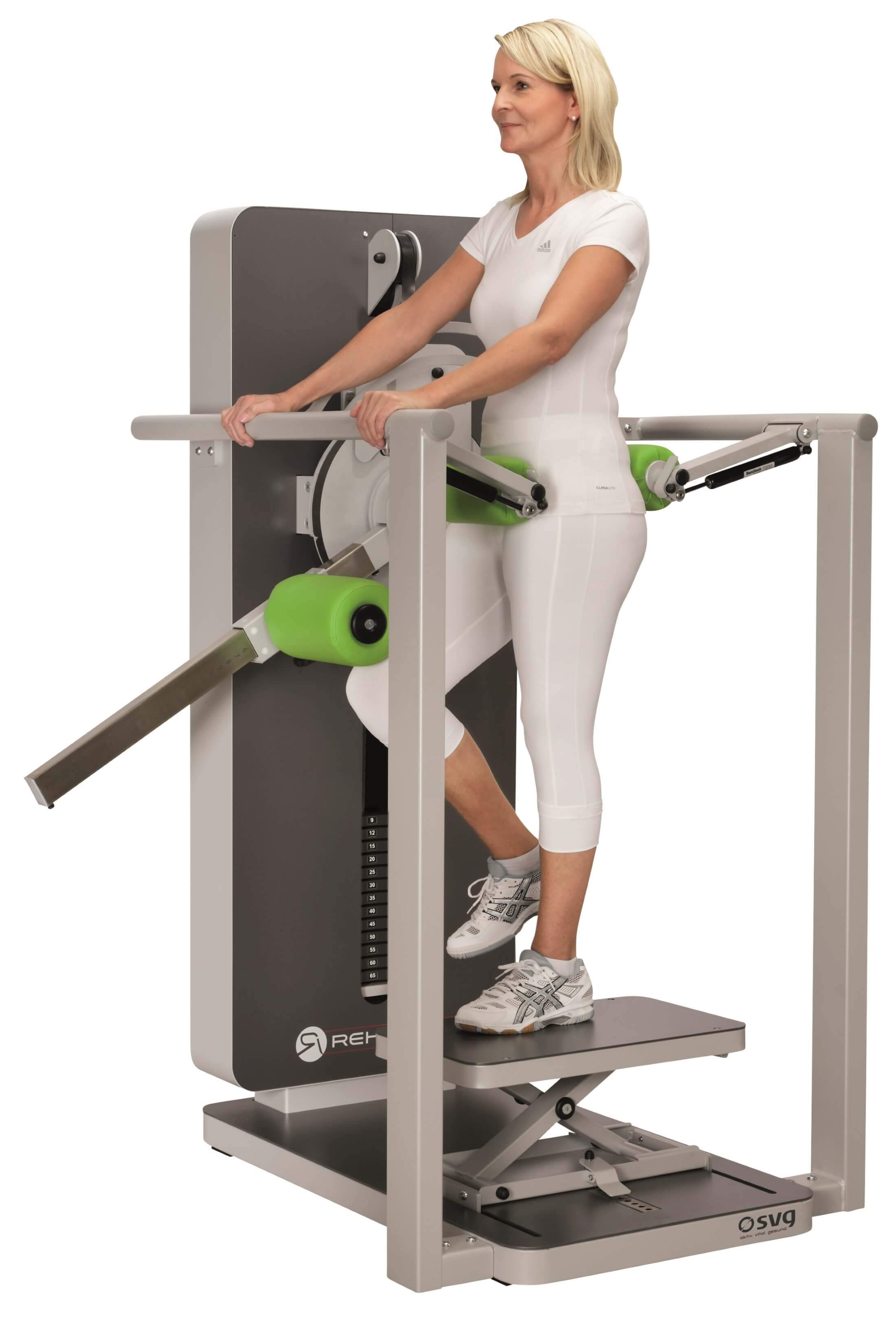 Frau trainiert am Hüfttrainer Reha-Line 2.0