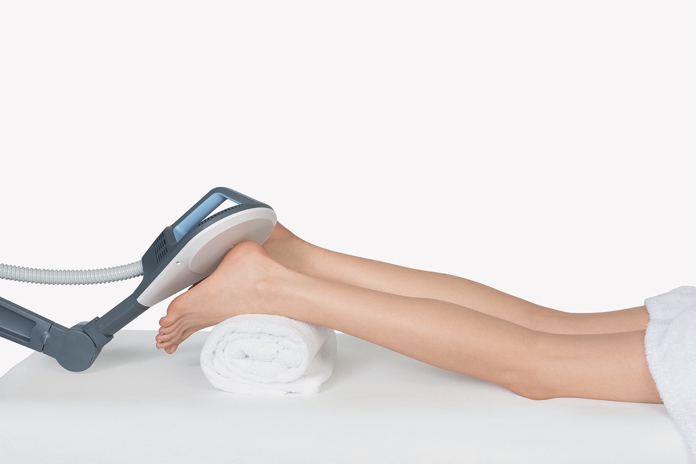 Anwendung des BTL-6000 Super Inductive System Elite (SIS) an den Füßen einer Frau