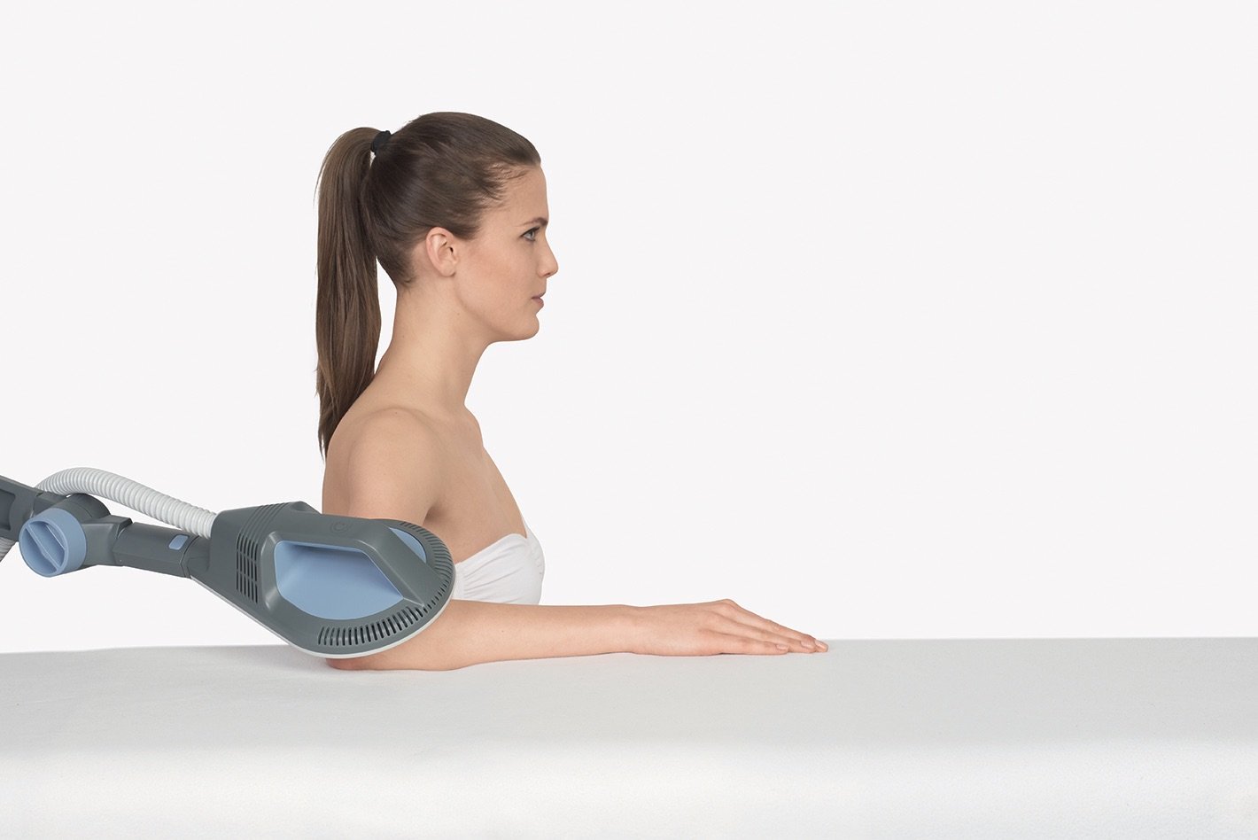 Anwendung des BTL-6000 Super Inductive System Elite am Ellbogen einer Frau