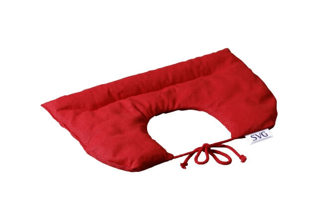 Roter Nackenwärmer aus Kirschkern mit Ausschnitt