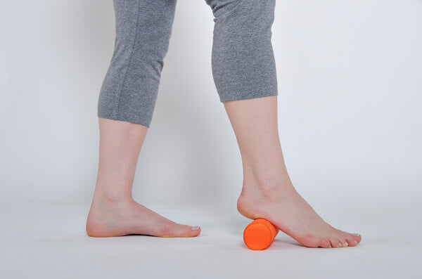 Verwendung der Mini Faszienrolle Orange an der Fußunterseite