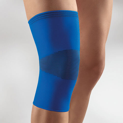 Person trägt Bandage ActiveColor® für Knie in blau
